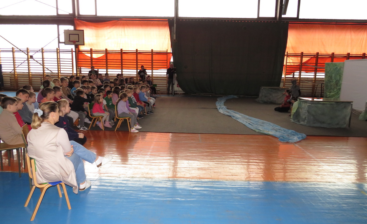 A Ludas Matyi Művelődési Egyesület gyermekszínjátszó csoportja március 31-én az iskolánkba látogatott